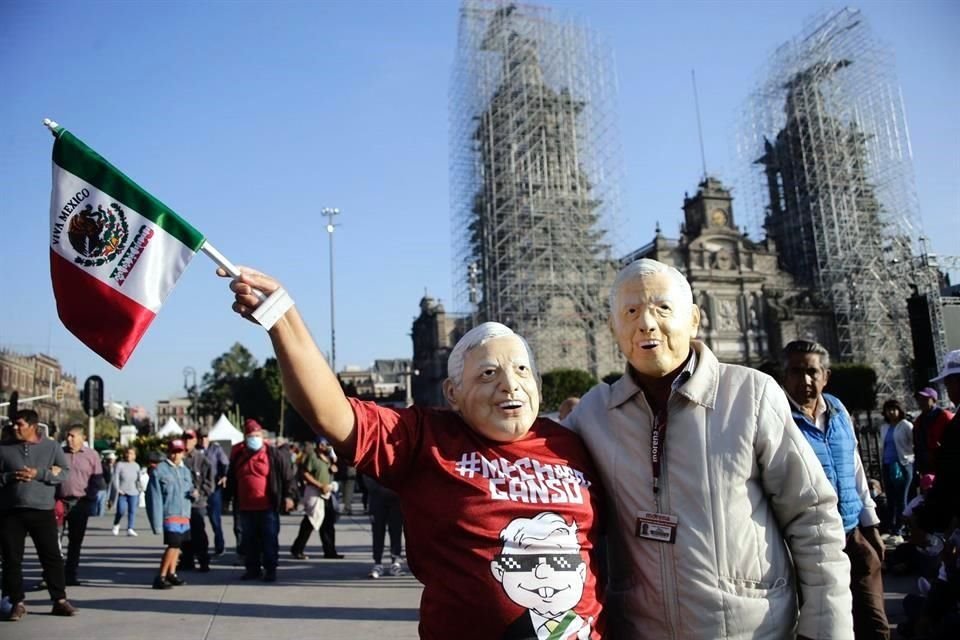 Personas portaron máscaras del rostro del Presidente en el Zócalo.