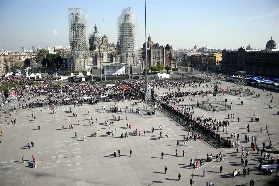 La plancha del Zócalo capitalino comenzó a llenarse desde 7:00 horas.