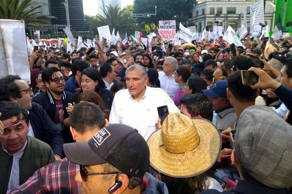 El Presidente Andrés Manuel López Obrador avanza a paso lento rumbo al Zócalo por la multitud que le rodea.