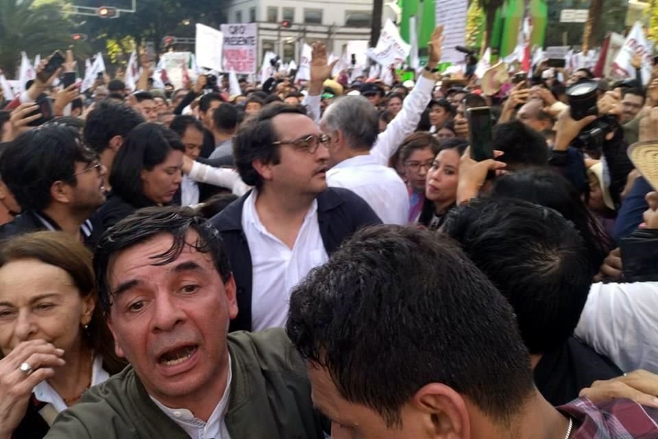 El Presidente es protegido en un círculo que forman Jesús Ramírez, vocero de la Presidencia, Andrés Manuel López  Beltrán, hijo del Mandatario, y el Secretario de Gobernación, Adán Augusto López.