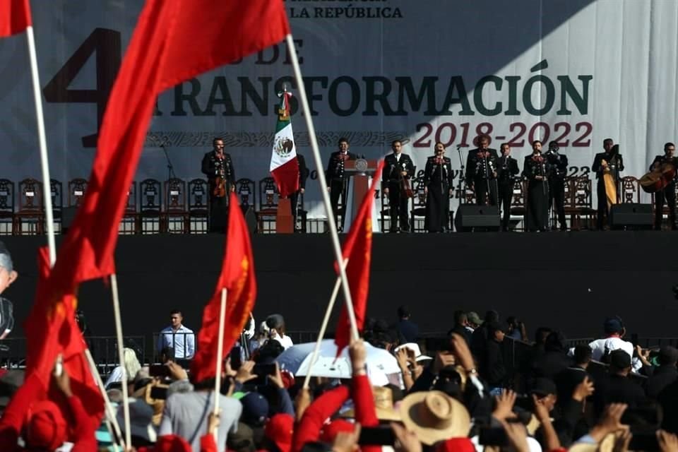 En el Zócalo ameniza un mariachi para aquellos que esperan la llegada del Presidente.