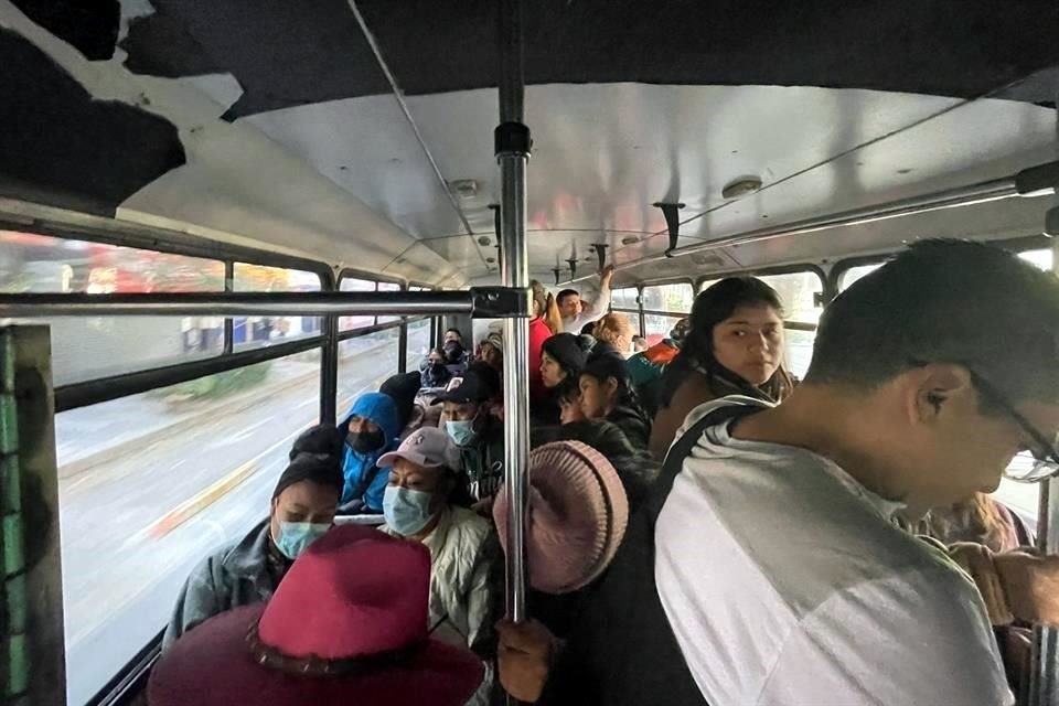 Personas que fueron trasladadas desde Iztapalapa directamente al Zócalo de la ciudad.