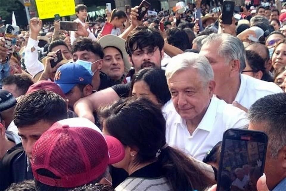 Tras más de cinco horas de marcha, el Presidente llegó al Zócalo.
