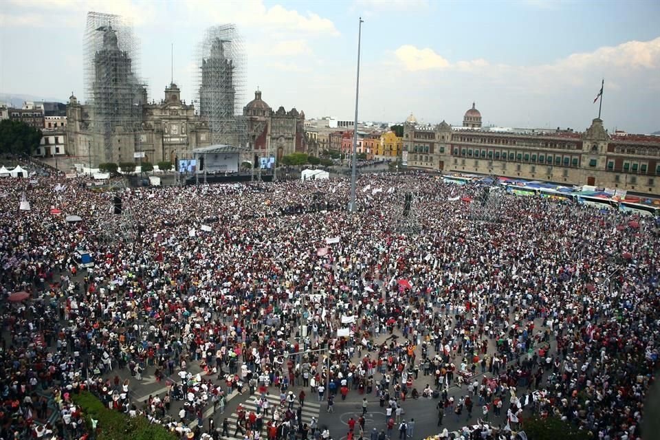 La plancha del Zócalo aún estaba por llenarse cuando el Presidente llegó para pronunciar su cuarto informe de Gobierno.