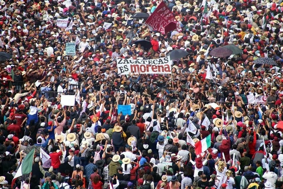 La Plaza de la Constitución se llenó con miles de morenistas convocados por el Presidente de la República.