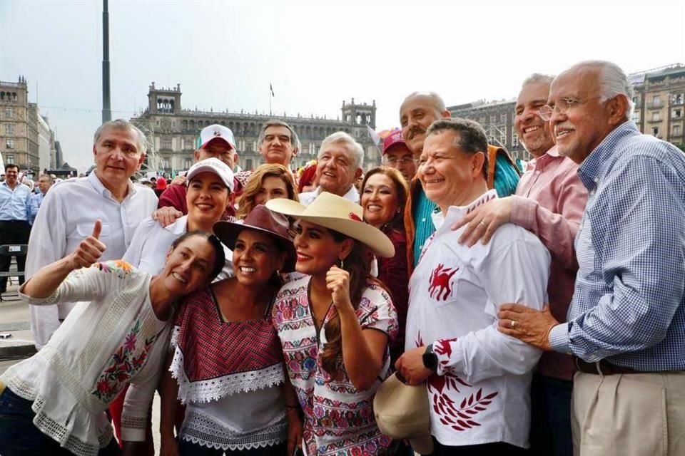 A su llegada al Zócalo, el jefe del Ejecutivo federal fue recibido por Gobernadores y Gobernadoras de su partido Morena.