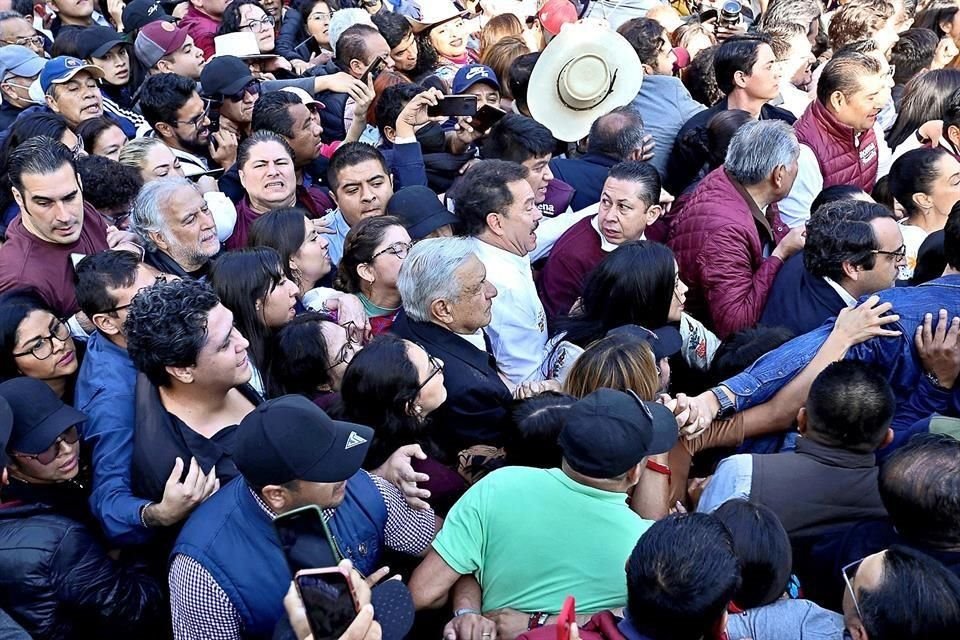 Pese a la intervención de la Ayudantía, militares vestidos de civil, escoltas de funcionarios y elementos de logística del Gobierno de la Ciudad de México, el Presidente no pudo avanzar con libertad.