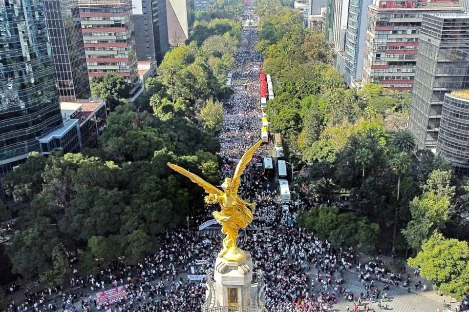 Unidades que movilizaron a los simpatizantes del Presidente Andrés Manuel López Obrador se estacionaron en las calles aledañas a la ruta Reforma-Chapultepec.