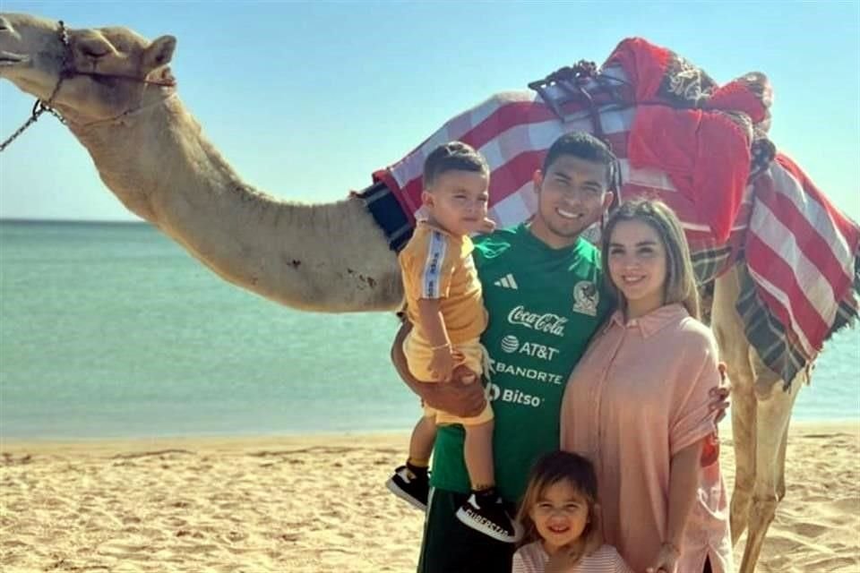 Orbelín Pineda y su familia con el camello.