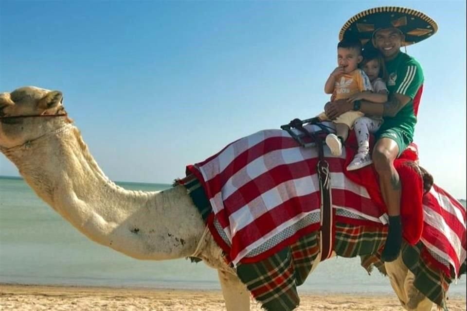 Orbelín Pineda y su familia con el camello.