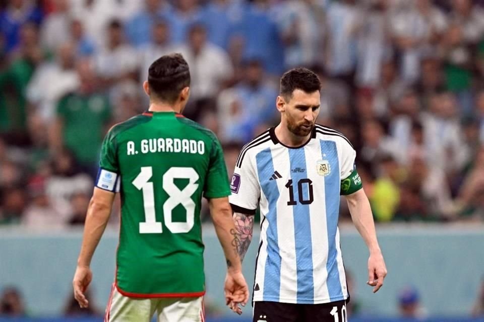 Andrés Guardado no vio mal que su playera estuviera en el suelo del vestidor argentino.