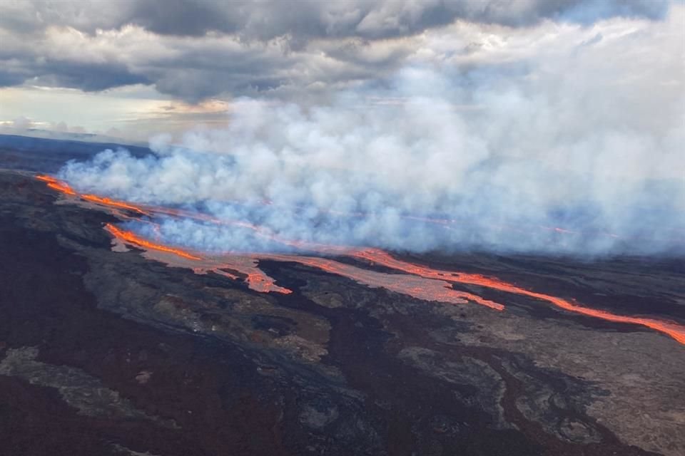 En esta fotografía aérea publicada por el Servicio Geológico de Estados Unidos se muestra al volcán Mauna Loa de Hawai.