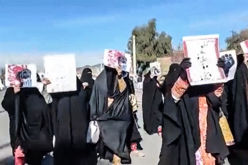 Mujeres protestan contra el régimen iraní en Baluchistán.