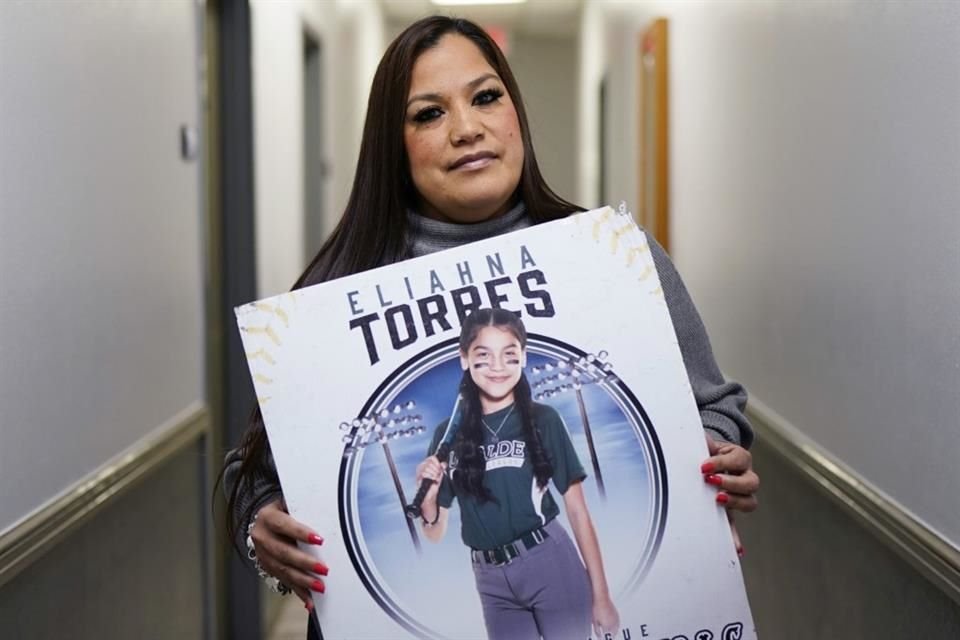 Sandra Torres muestra una foto de su hija Eliahna, quien fue asesinada en un tiroteo escolar en Uvalde, Texas, en mayo pasado.