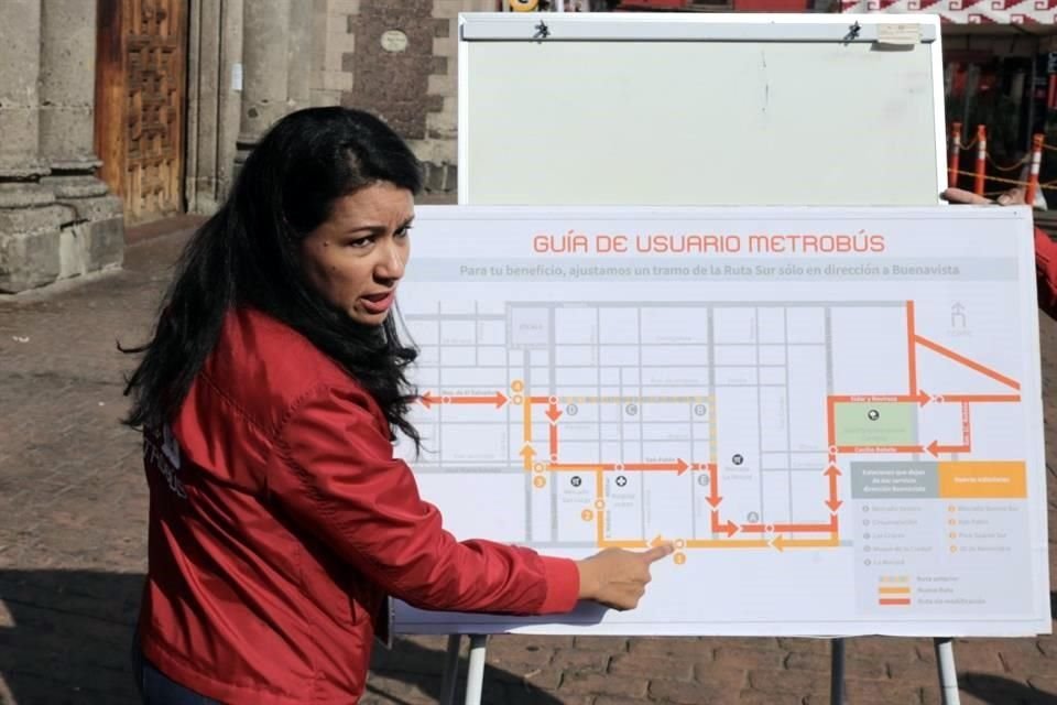 Rosario Castro, Directora de Metrobus presentó la nueva ruta de la línea 4 sur de Metrobus mientras transportistas manteníam un bloqueo.