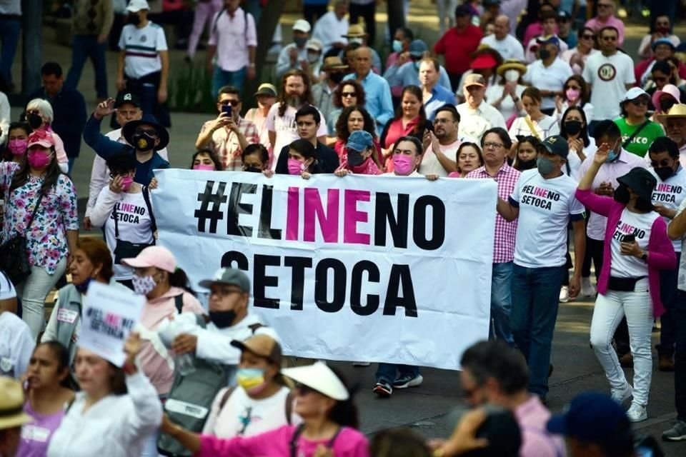 Manifestantes participan en una marcha contra posibles medidas del gobierno para reestructurar el Instituto Nacional Electoral (INE).