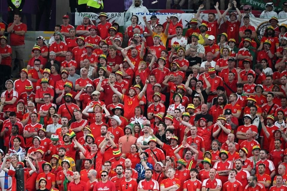 Los aficionados de Gales se mostraron entusiasmados antes de iniciar el partido.