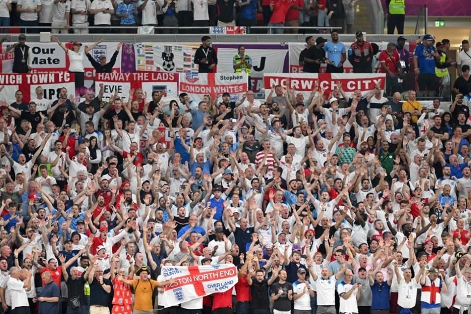 Los fanáticos de Inglaterra no dejaron de gritar los goles de su equipo.