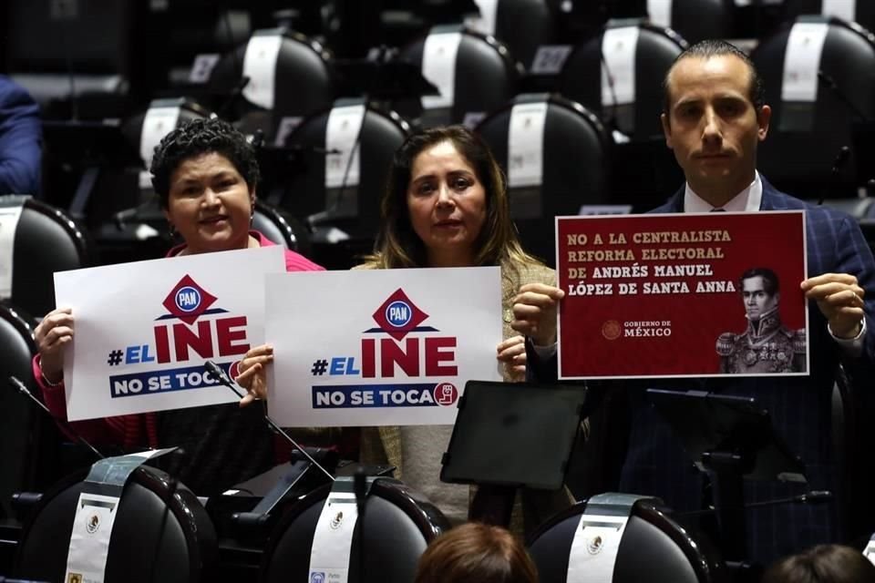 NO SE TOCA. Legisladores del PAN exhibieron cartulinas en protesta por la reforma electoral. Aparecen en la imagen Mariana Mancillas, Mariela López y Mario Riestra.