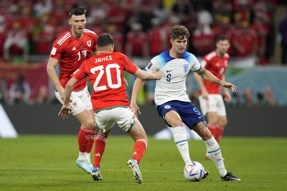 Gales buscó en varias jugadas anotar contra Inglaterra, pero no lo logró.