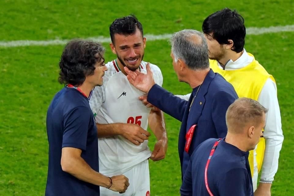 El portugués Carlos Queiroz consuela a sus jugadores al término del encuentro.