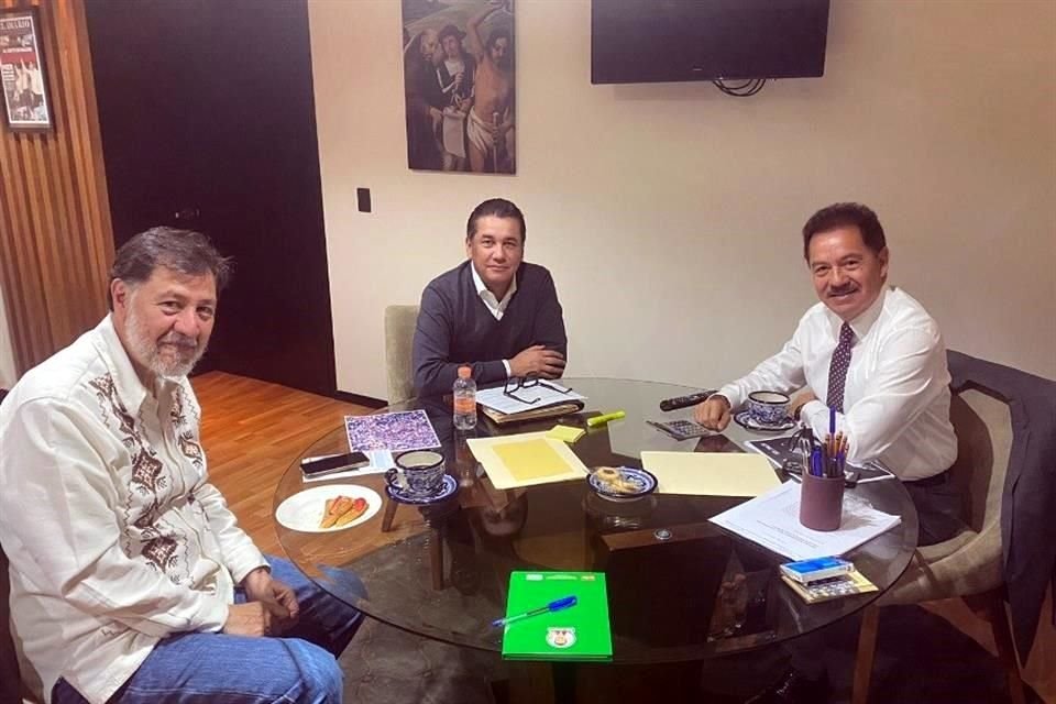 El petista Gerardo Fernández Norñoa, el verde Carlos Puente y el morenista Ignacio Mier se reunieron por la mañana, luego cada quien dio su versión sobre el aplazamiento de la reforma electoral.