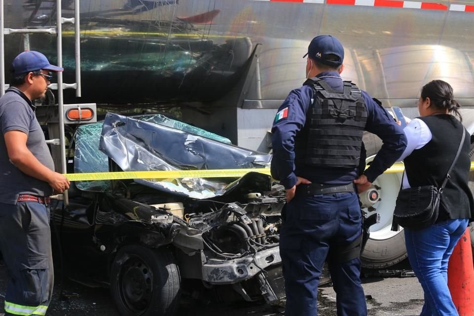 Tres personas murieron y otras seis resultaron heridas en un accidente que involucró dos tráiler y automóviles particulares en la carretera Toluca Atlacomulco en el Municipio de Ixtlahuaca.