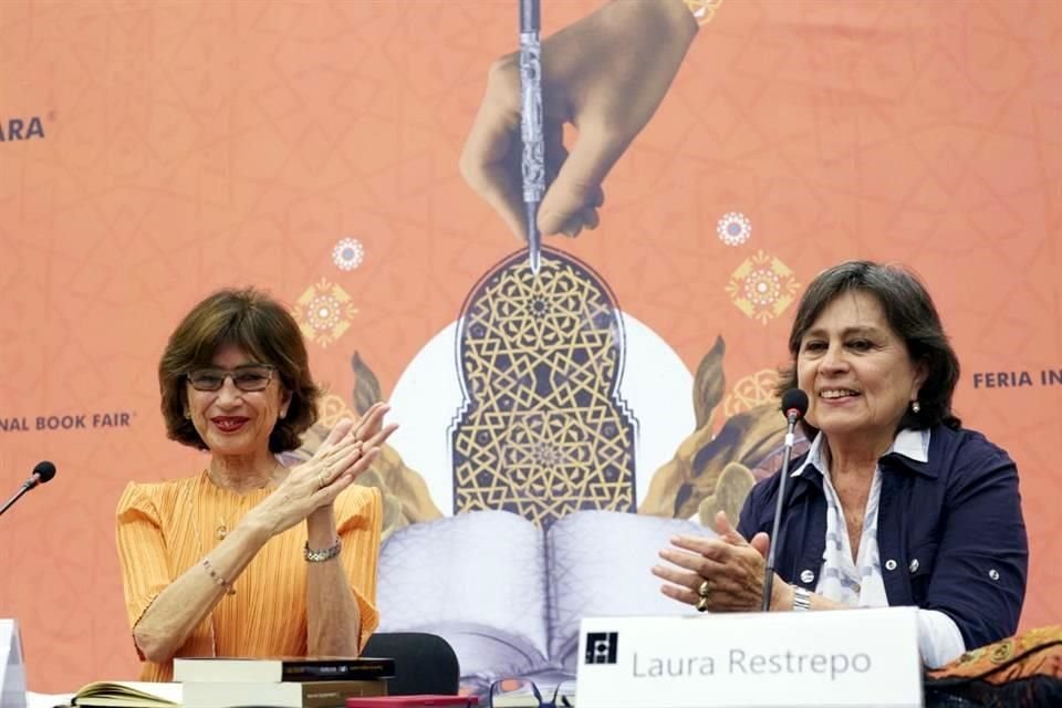 Pilar del Río, viuda de José Saramago, y la escritora Laura Restrepo  durante el homenaje al autor, asiduo invitado a la FIL de Guadalajara.