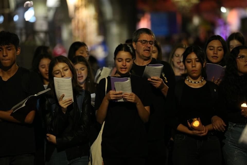 Estudiantes marcharon ayer a la Antimonumenta al centro de la Ciudad acompañadas de la escritora mexicana Cristina Rivera Garza.