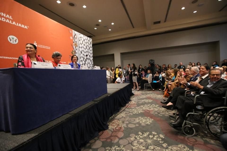 Dulce María Sauri Riancho, Beatriz Paredes Rangel y Amalia Dolores García Medina participa en foto de mujeres con trayectoria política en México en el marco de la FIL 2022.