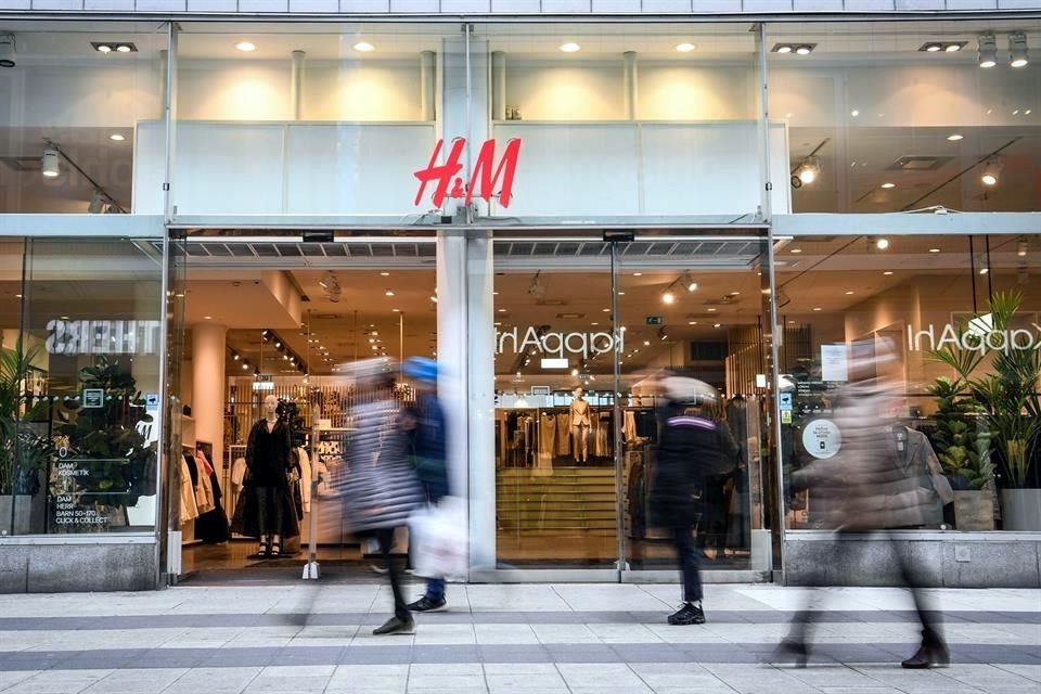 La minorista de ropa H&M dijo que la mayor parte de los recortes de empleo estaban relacionados con la administración y los gastos generales y se harían en Suecia.