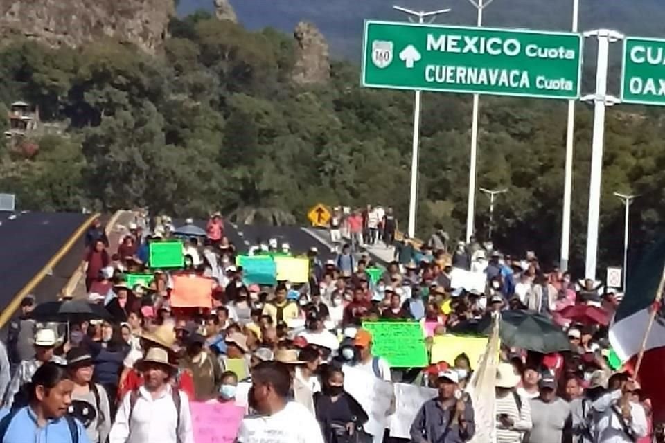 Decenas de automovilistas han resultado afectados por una marcha que avanza por la Autopista La Pera-Cuautla, rumbo a Cuernavaca, Morelos.