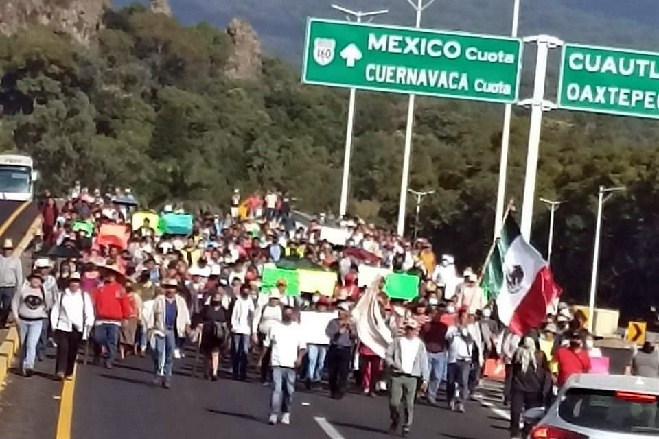Decenas de automovilistas han resultado afectados por una marcha que avanza por la Autopista La Pera-Cuautla, rumbo a Cuernavaca, Morelos.