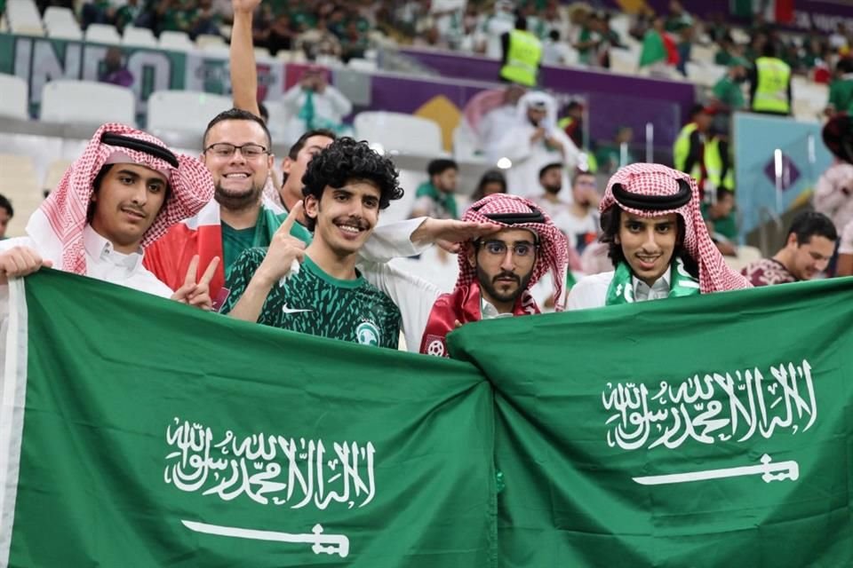 Los aficionados de Arabia llegaron entusiasmados al juego de este mircoles.