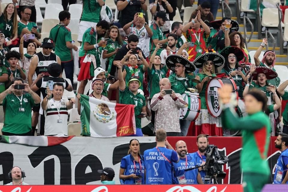 Pese a los partidos anteriores, los mexicanos tambin apoyaron a su equipo.
