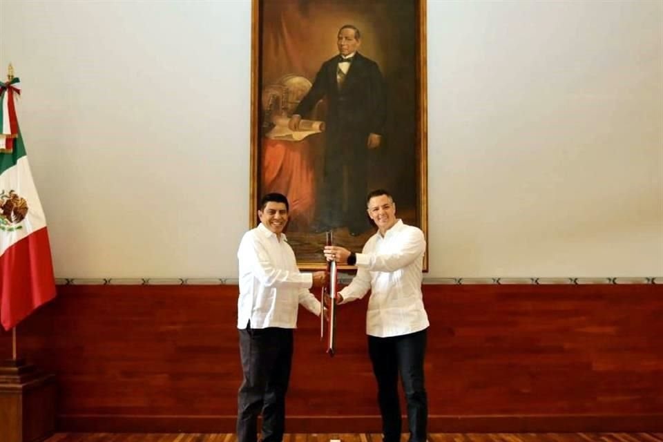 El Gobernador Alejandro Murat (PRI) y el morenista Salomón Jara (Morena) en la entrega-recepción de la gubernatura de Oaxaca.