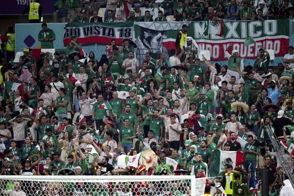La afición mexicana en el partido contra Arabia Saudita en Estadio de Lusail.