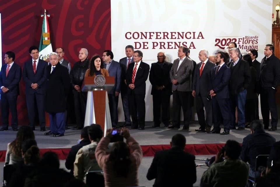 Luisa María Alcalde, Secretaria del Trabajo, anunció el aumento al salario mínimo con líderes sindicales y el sector empresarial.