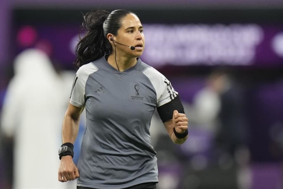 La mexicana Karen Janet Díaz debutó como asistente número 2 en la primera terna arbitral de mujeres en un Mundial de futbol varonil.