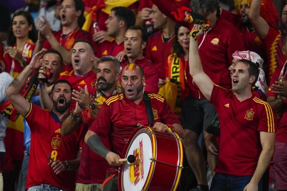 Mientras que los españoles no dejaron de sonar los tambores en el Estadio.