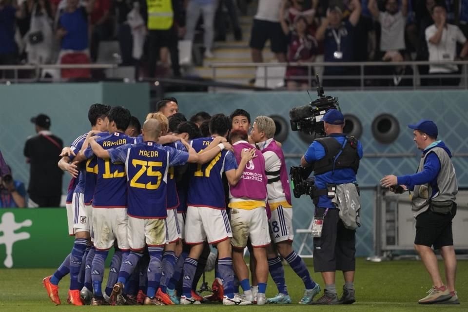 Así festejó Japón su primer gol contra España.