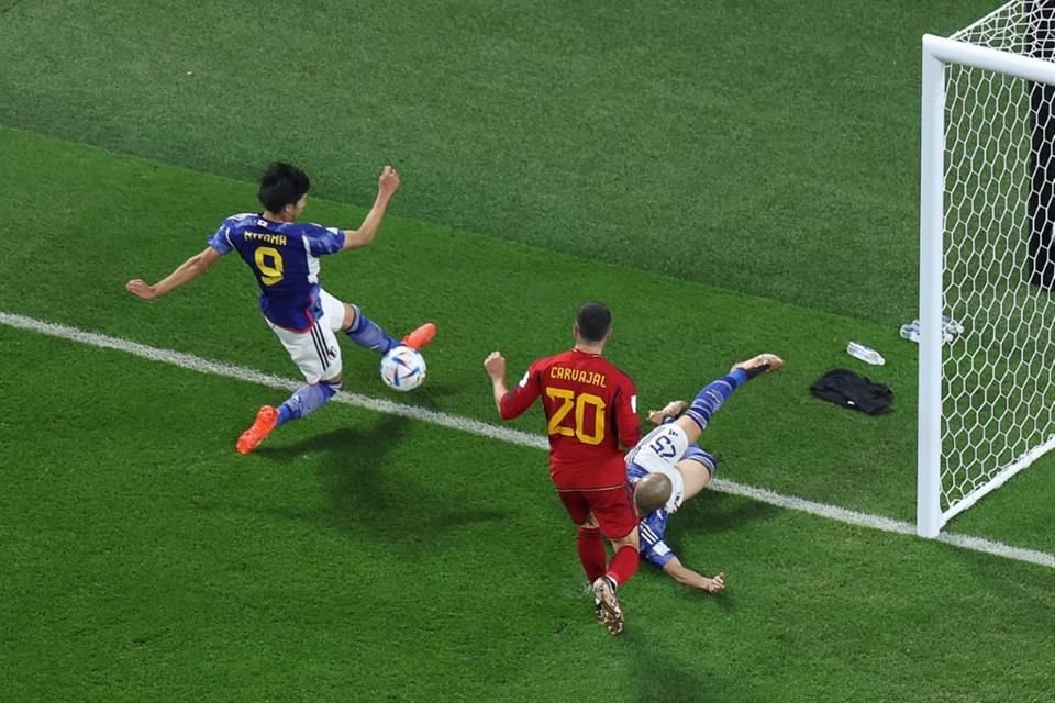 El VAR aceptó el segundo gol de Japón, pese a que en las imágenes se observa cómo el balón salió entero del terreno de juego.