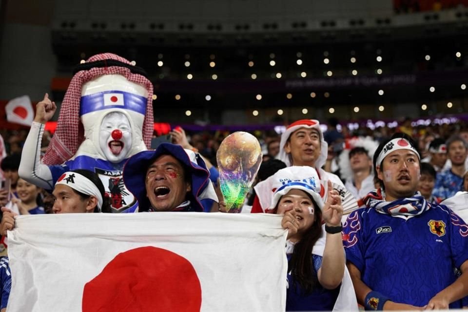 Así celebró la afición japonesa el triunfo de su equipo.