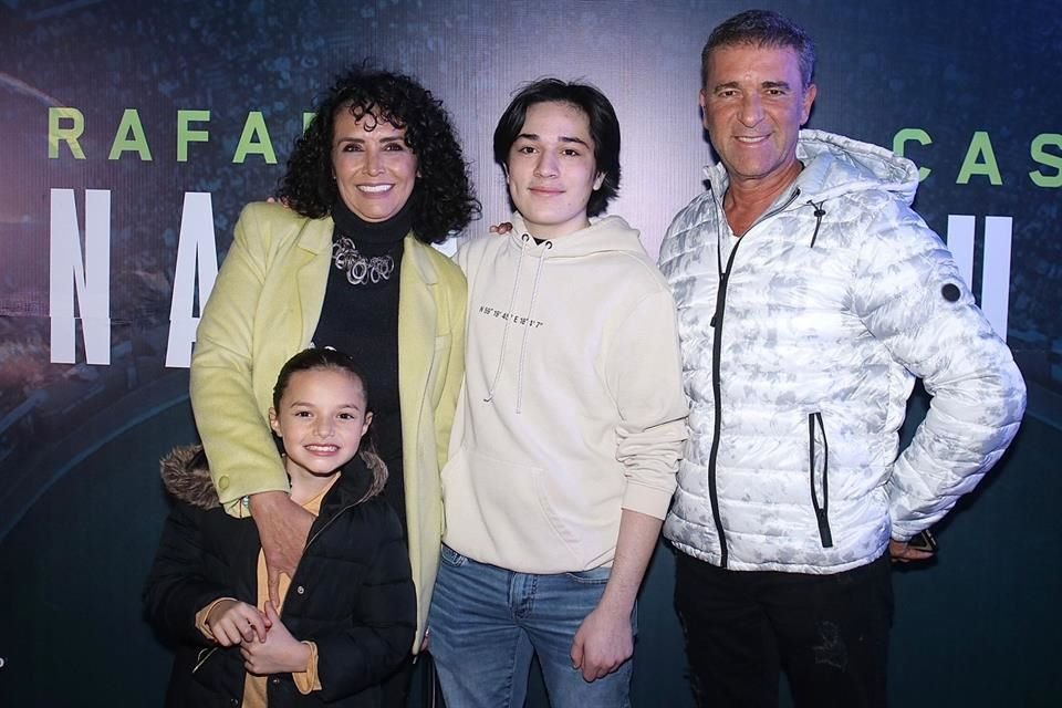 La presentadora Mayra Rojas y su familia.