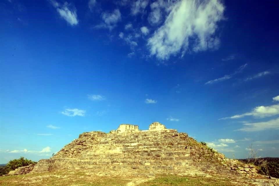 La zona arqueológica maya de Ichkabal, que en español significa 'Entre bajos', se ubica en el municipio de Bacalar.