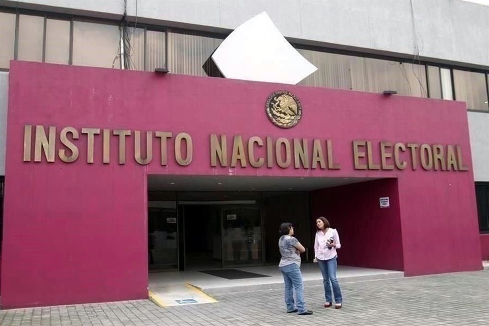 Legisladores alertaron que propuesta de arrebatarle al INE la integración y cuidado del padrón electoral es riesgosa e inconstitucional.