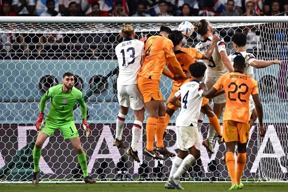 Países Bajos tuvo jugadas peligrosas durante todo el partido.
