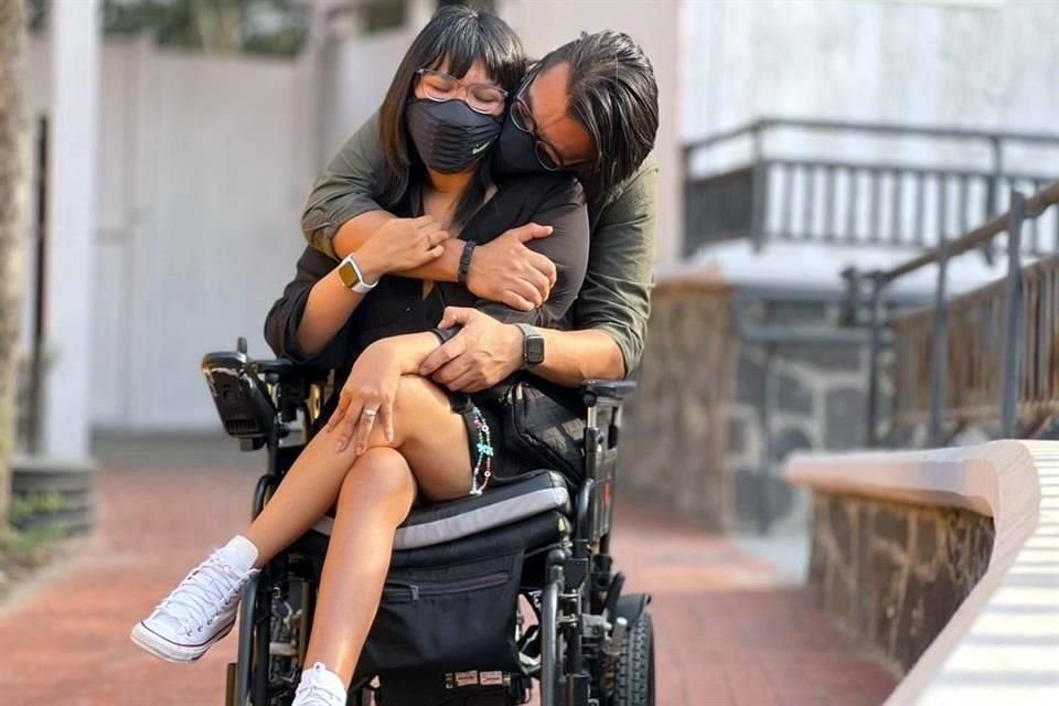 Tania Sánchez, junto a su esposo, crearon un perfil en redes sociales para hablar de los riesgos de las personas con discapacidad.