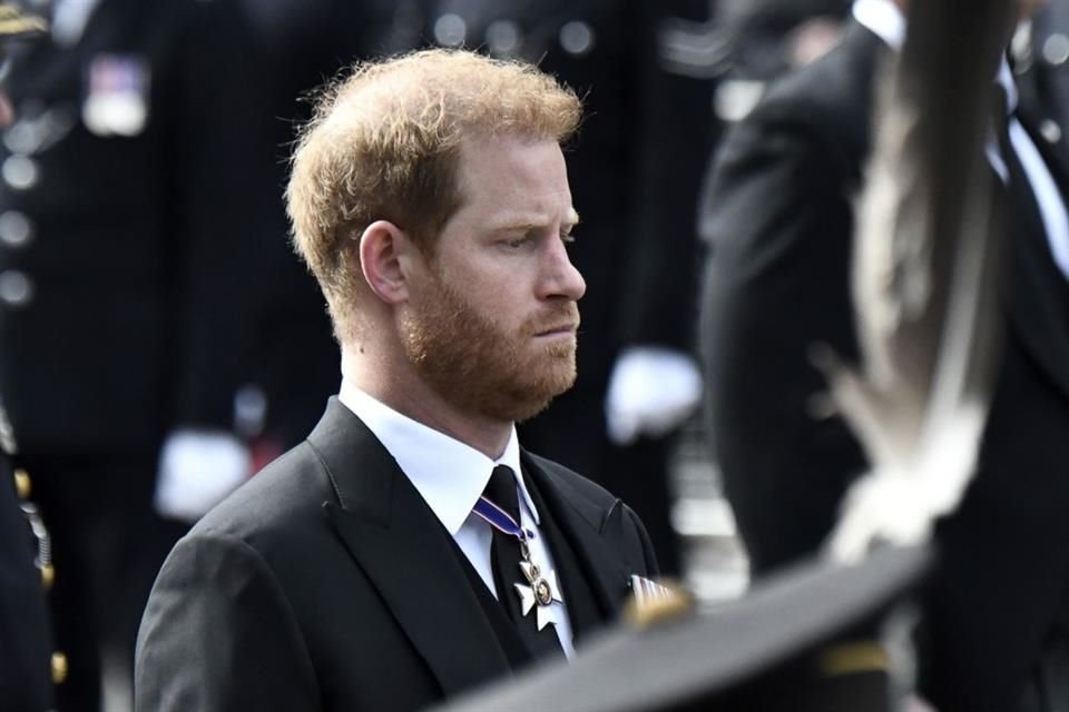 El Príncipe Enrique dijo estar en medio de un 'juego sucio' dentro de la Casa Real durante el tráiler de la docuserie 'Harry y Meghan'.
