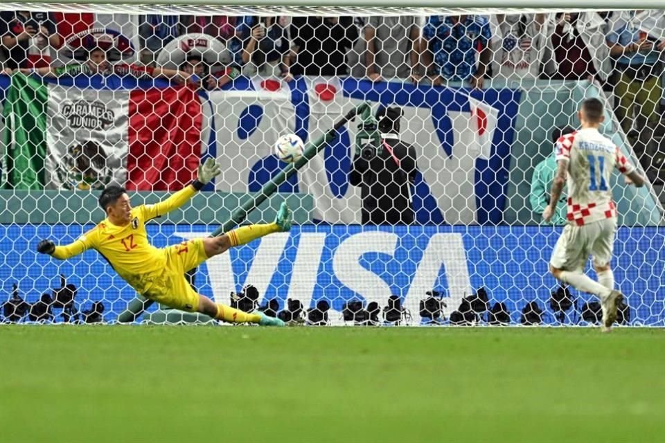 Marcelo Brozovic anota su penal ante Japón.